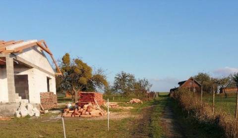 Slnečný rovinatý stavebný pozemok na dobrom mieste Nižná Kamenica