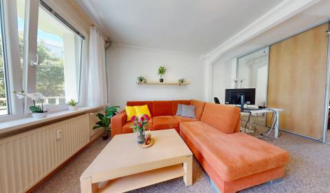 BA/NOVÉ MĚSTO-Pronájem zařízeného 2i bytu se 2 lodžiemi na Riazanskej