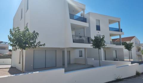 CHORVATSKO - Moderní apartmány nedaleko pěkné pláže - VODICE