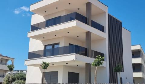 CHORVATSKO - 4 pokojové apartmány s prostornými sklepy - VODICE