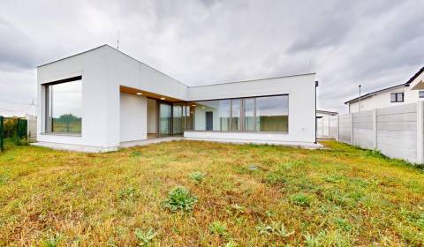 KOSTOLIŠTE - Zkolaudovaná novostavba VE STANDARDU s hliníkovými okny