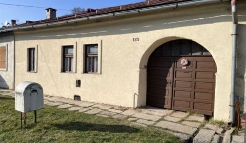 Prostorný rodinný dům k rekonstrukci v klidné obci Hniezdne