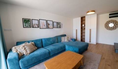 CHORVATSKO - Dům se čtyřmi apartmány 100 m od moře - VRSI, Zadar