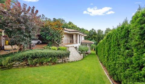 Moderní rodinný dům u lesa s vlastním potokem v Bratislavě