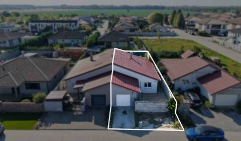 Rodinný dům s garáží a terasou v klidné lokalitě Velké Úlany