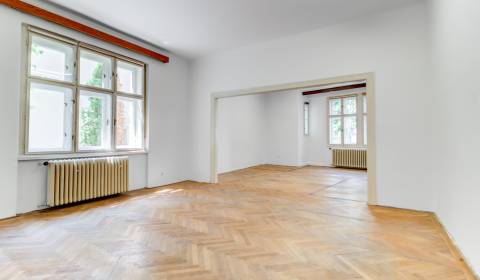 Prostorný 3+1 byt s historickým kouzlem v centru Bratislavy