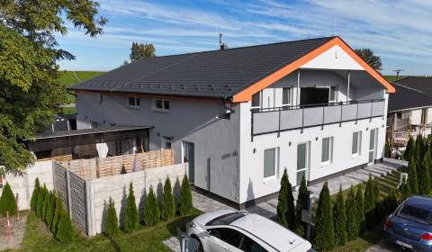 DOBROHOŠŤ - Pronájem 3i zařízeného bytu s předzahrádkou a parkingem