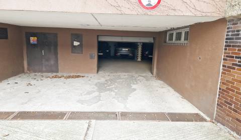 Pronájem Garáže, Garáže, Grösslingova, Bratislava - Staré Mesto, Slove