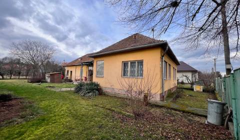 Rodinný dům v Komjaticích: Klidné bydlení s potenciálem
