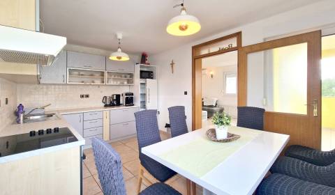 CHORVATSKO - Pěkný zařízený byt 70 m od pláže - VRSI, Zadar