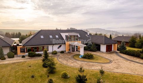 ? Elegantní rodinné sídlo s rozlehlým pozemkem | Laskár, Slovensko 