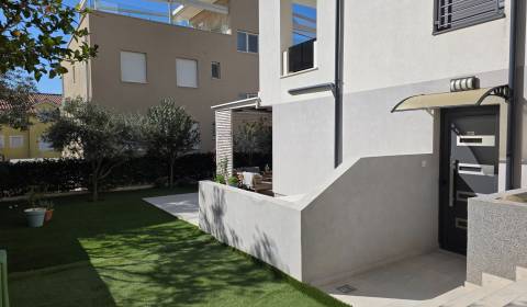 CHORVATSKO - Krásný 4-pokojový apartmán s velkou zahradou - VODICE