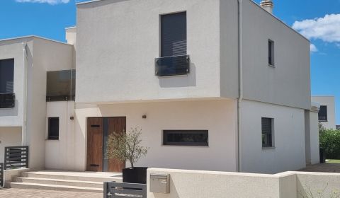 CHORVATSKO - 5 pokojový rodinný dům s bazénem - VODICE