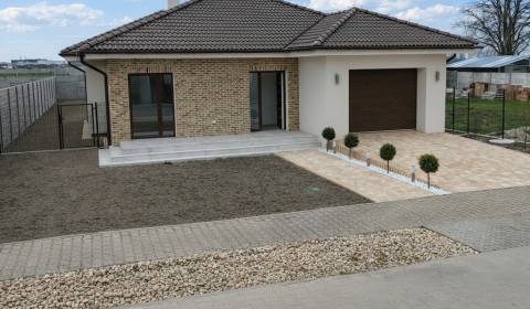 DUNAJSKÁ STŘEDA-Prodej 4i novostaby RD s garáží a velkým pozemkem