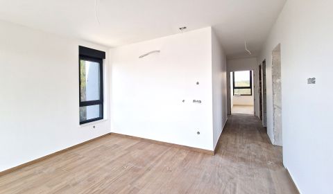 CHORVATSKO - 4 pokojový apartmán v krásném prostředí - PETRČANE