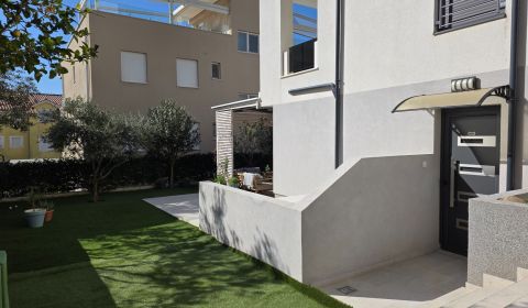 CHORVATSKO - Krásný 4-pokojový apartmán s velkou zahradou - VODICE