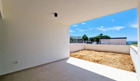 CHORVATSKO – Prostorný apartmán s malou zahradou – PRIVLAKA, ZADAR