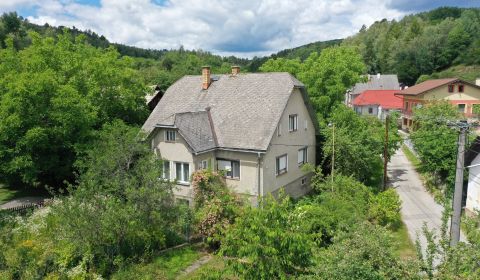 Prostorný rodinný dům s velkým potenciálem v Rudně