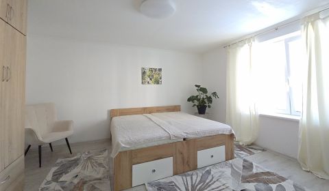 Pronájem Byt 3+1, Byt 3+1, Oblúková, Trnava, Slovensko