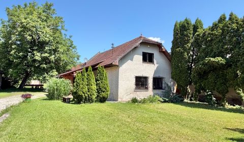 Rodinný dům s velkou zahradou v klidné obci Belá-Dulice