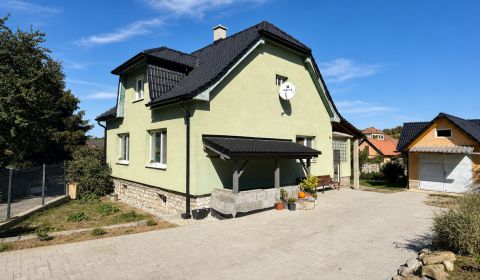 Rodinný dům v Krásnu: Klidné bydlení blízko přírody