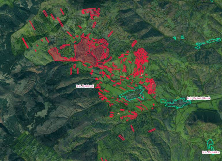 Letecká mapa s vyznačenými zemědělskými a lesními pozemky v katastrálním území Rejdová.