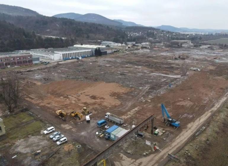 Průmyslový areál v Dubnici nad Váhom vhodný pro Pozemky - komerční, s prostornou stavební plochou.