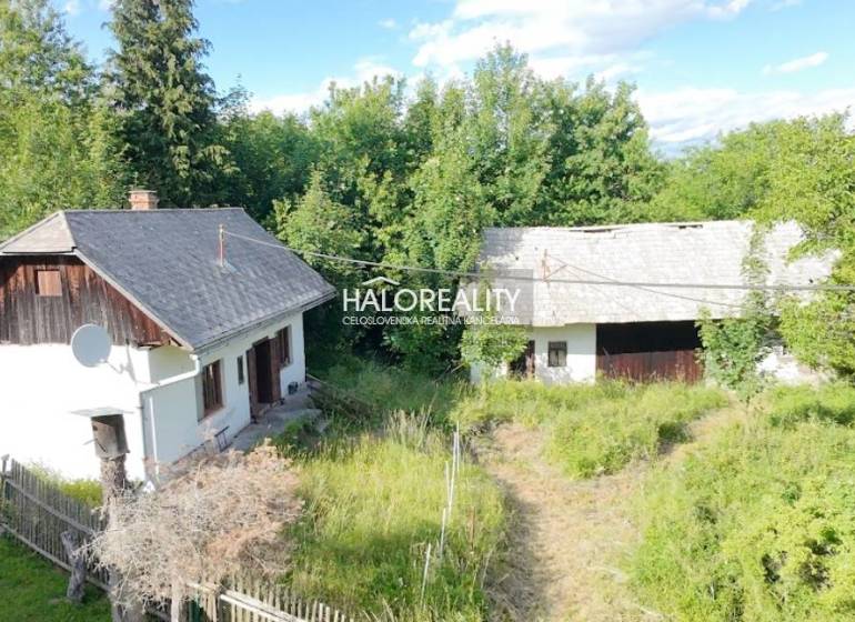 Chata ve Staré Huti obklopená zelení, dřevěný plot, prostorný dvůr, přírodní prostředí.