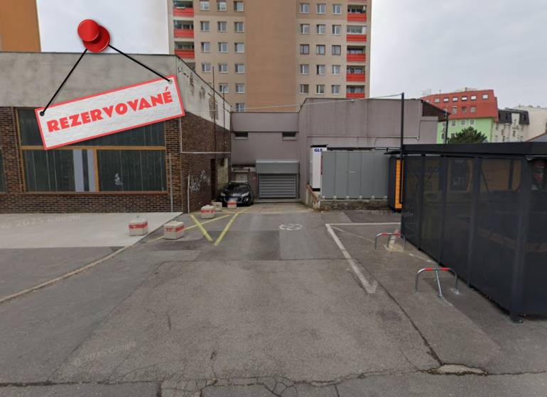 Rezervované parkovací místo u garáží na Budyšínské ulici v Bratislavě - Novém Městě.