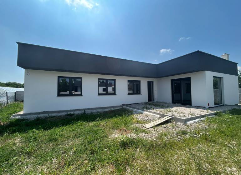 Rodinný dům v Žihárci se zahradou a moderními architektonickými prvky.