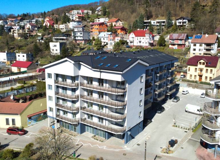 Moderní bytový dům na ulici Nádražní, v blízkosti přírody a 3-pokojový byt.