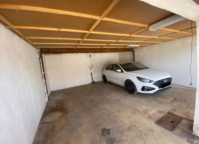 Auto zaparkované v garáži na ulici Kolárska ve Spišské Nové Vsi.