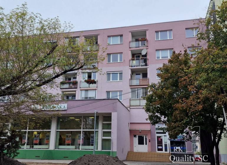 Bytový dům na náměstí 1. máje v Senci, kde je situován 4pokojový byt.