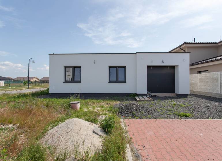 Rodinný dům v Zohoru se zahradou, garáží a příjezdovou cestou na klidném předměstí.