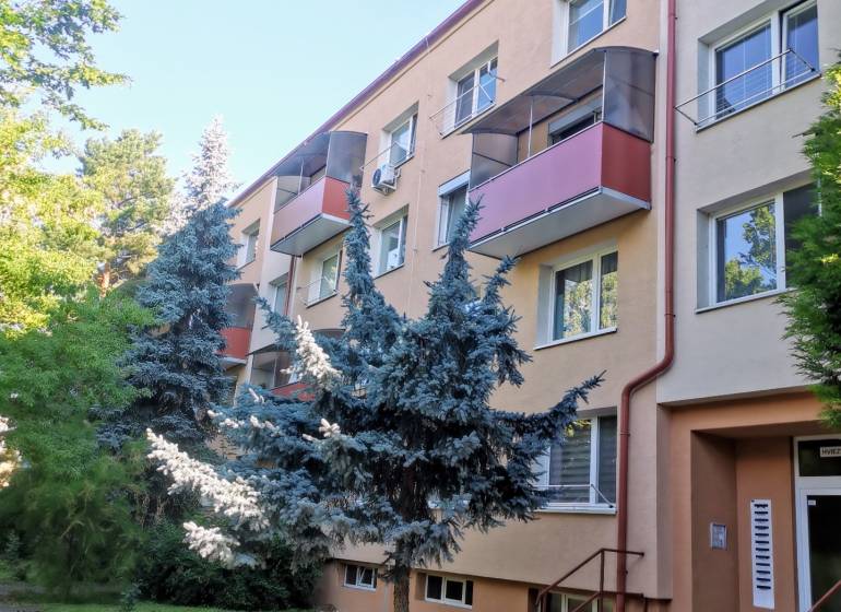 Bytový dům na Hviezdoslavově ulici ve Zlatých Moravcích se třemi patry a balkóny.
