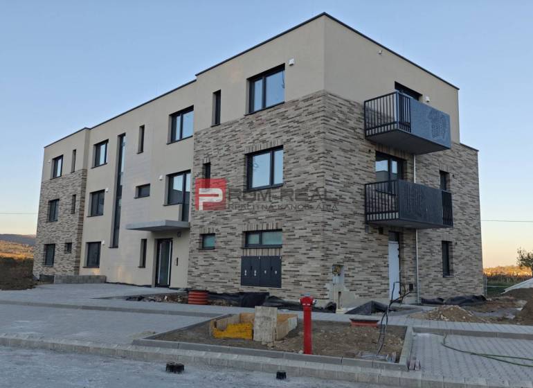 Novostavba s cihlovým obkladem na ulici v Pezinku zahrnuje 2-pokojové byty.