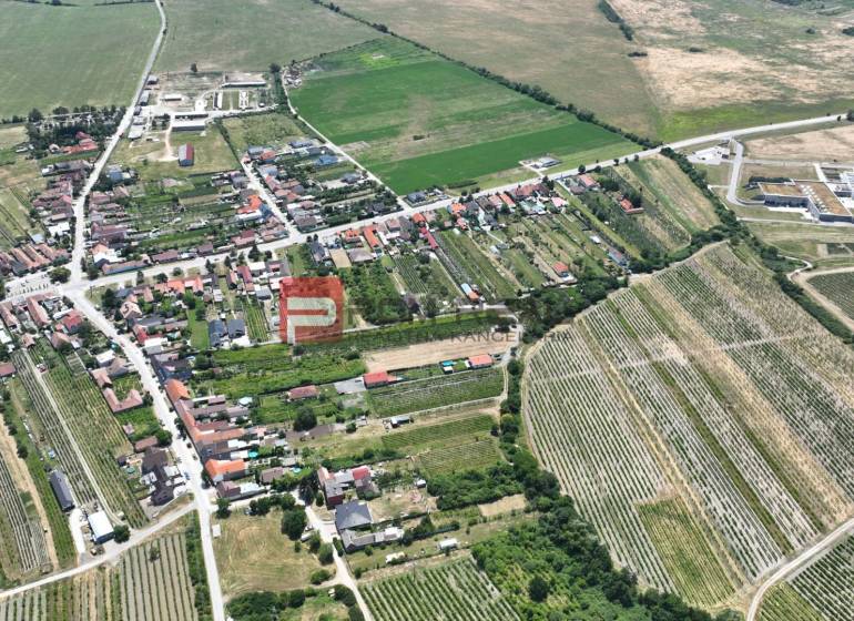 Letecký pohled na Dubovou, uspořádané ulice a okolní pole, pozemky - bydlení.