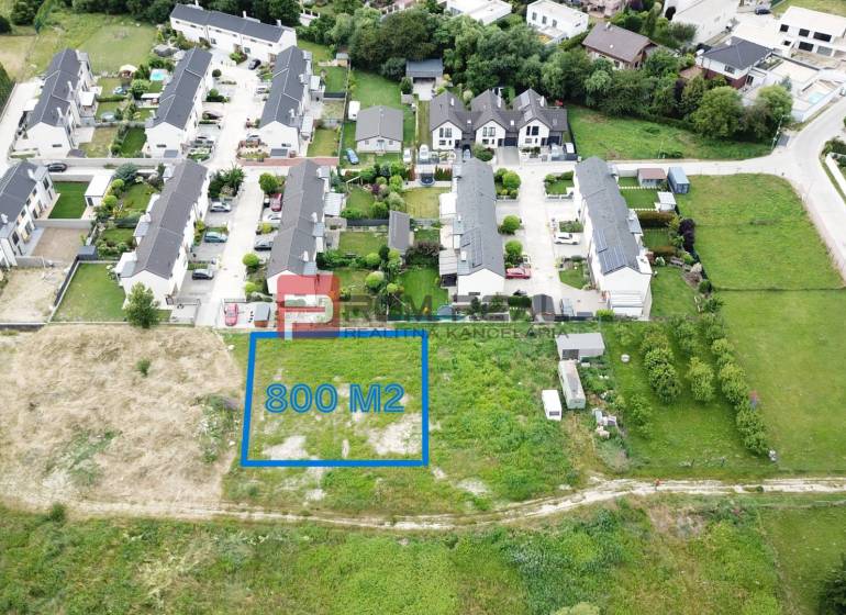 Pozemek o rozloze 800 m² v Mariance, Na Ovsisku, obklopený rezidenčními domy pro bydlení.