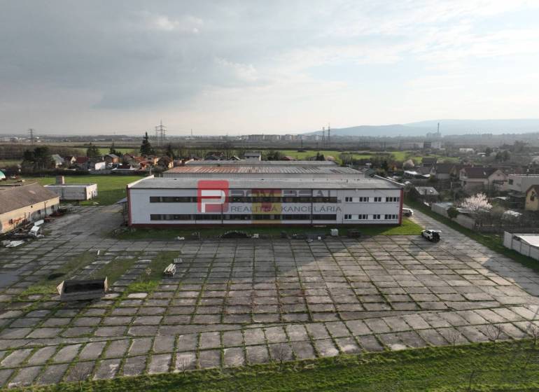 Výrobní prostory na Pezinské ulici ve Vinosadech obklopené zelenými plochami a cestami.