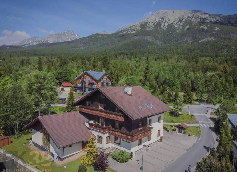 Rekreační apartmány ve Vysokých Tatrách, obklopené hustým lesem a majestátními horami.