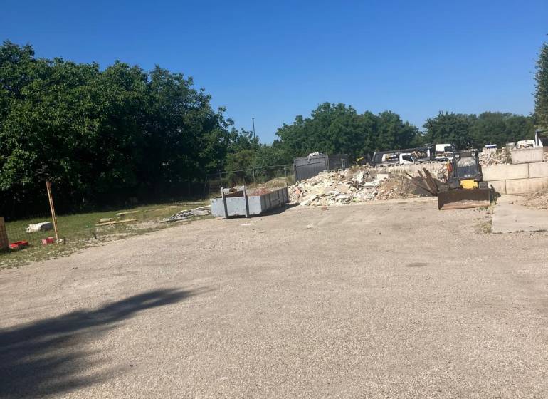 Staveniště s kontejnery a stavebním odpadem na komerčních pozemcích na Popradské v Bratislavě - Podunajských Biskupicích.