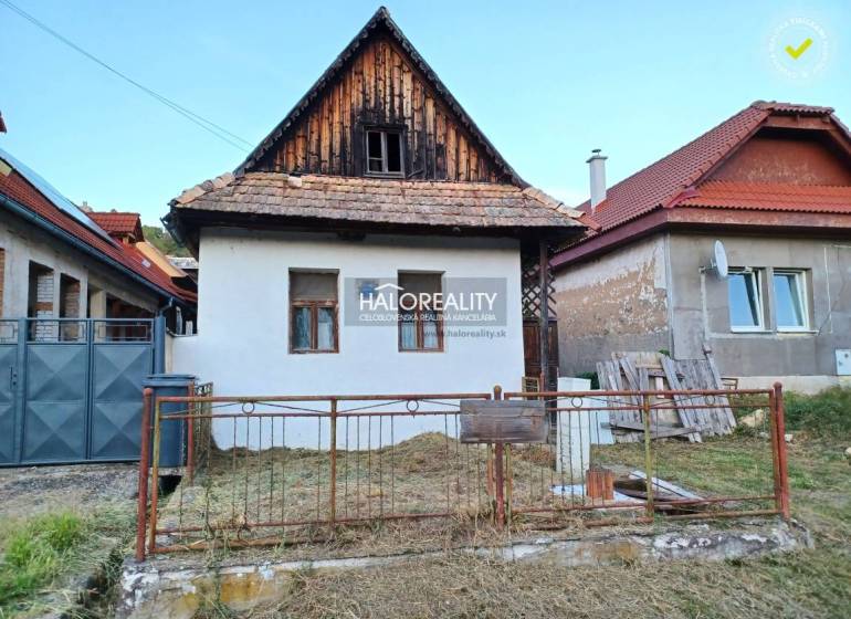 Rodinný dům v Ladzanech s tradiční architekturou, bílou fasádou a šikmou střechou.