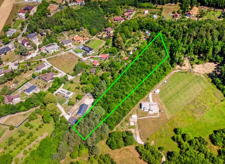 Pohled na rekreační pozemky v Púchově, Vieska-Bezdedov obklopené bujnou přírodou.