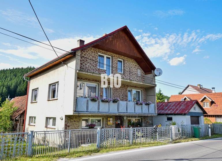 Rodinný dům v Turzovce s květinami na balkóně a satelitní anténou.
