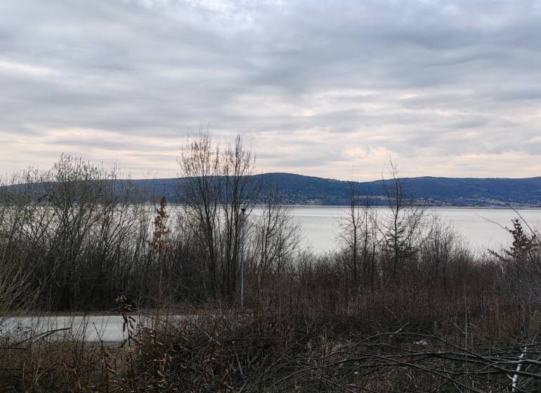 Rekreační pozemky na ulici Eva v Holčíkovcích nabízejí výhled na jezero a hory.