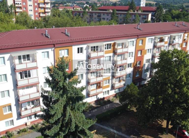 Pohled na bytový dům v Rimavské Sobotě s nabídkou 3-pokojového bytu.