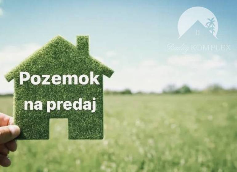 Nabídka pozemků pro bydlení v Komárně s logem Reality Komplex.