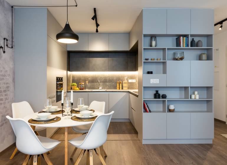 Jídelna a kuchyně s moderními spotřebiči v 2pokojovém bytě, minimalistický design.