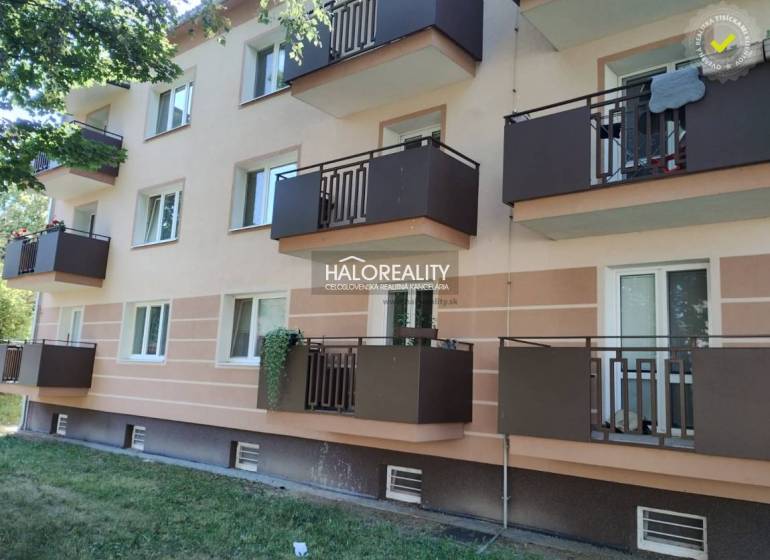 Exteriér bytového domu s 2-pokojovými byty v Žiaru nad Hronom, balkóny a zeleň.