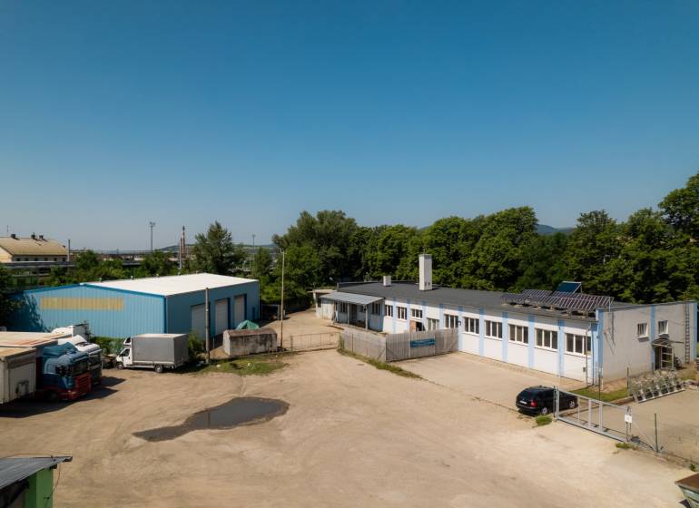 Areál na Kasárenské ulici v Trenčíně se sklady a parkováním nákladních aut.